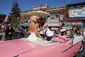 Marilyn Monroe távozóban az Universal Filmstudióban Los Angelesben (Mészáros Márton felvétele)