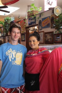 Mexikói népviseletbe öltözött höllgyel egy mexikói étteremben San Diegóban (Mészáros Márton felvétele)