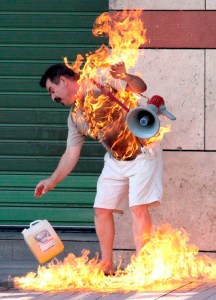 Felgyújta magát egy görög kisválallkozó Thesszalonikiben 2011. szeptember 16-án Felgyújta magát egy görög kisválallkozó Thesszalonikiben 2011. szeptember 16-án