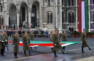 Katonai tiszteletadás az 1956-os forradalom évfordulója alkalmából az Országház előtt 2011. október 23-án