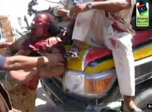 Élete utolsó perceiben készült felvételen látható Moammer el-Kadhafi volt líbiai vezető Szirt városában, mielőtt megölték volna 2011. október 20-án