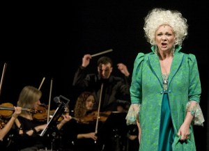 Básti Juli színművésznő az Alföldi Róbert rendezte Ármány és szerelem című darabban a Nemzeti Színházban