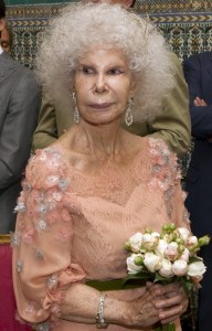 Alba hercegnő az esküvőjén a Sevilla óvárosában lévő Duenas-palota kápolnájában 2011. október 5-én Alba hercegnő az esküvőjén a Sevilla óvárosában lévő Duenas-palota kápolnájában 2011. október 5-én