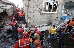 2011. október 23-án Törökország Van tartományát a Richter-skála szerinti 7,2-es erősségű földrengés rázta meg 2011. október 23-án Törökország Van tartományát a Richter-skála szerinti 7,2-es erősségű földrengés rázta meg