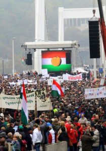 A "Nem tetszik a rendszer!" elnevezésű Egymillióan a sajtószabadságért civil szervezet által rendezett kormányellenes tüntetés az Erzsébet-híd pesti hídfőjénél 2011. október 23-án