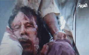 Egy arab hírtelevízió által közreadott kép, amelyen Moammer Kadhafi líbiai vezető látható, miután megölték Szirt városában a felkelők 2011. október 20-án