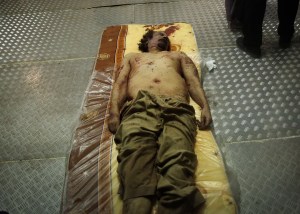 Moammer el-Kadhafi líbiai vezető holtteste egy miszrátai hullaházban 2011. október 21-én, egy nappal az után, hogy a líbiai polgárháború forradalmárai elfogták és megölték.