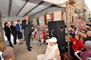 Gyurcsány Ferenc volt miniszterelnök a támogatóihoz szól, miután kihallgatták hivatali visszaélés miatt Budapesten 2011. október 3-án