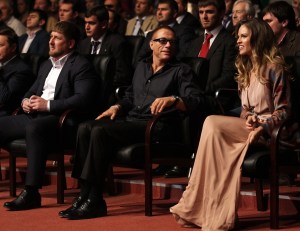 Ramzan Kadirov csecsen elnök, Jean-Claude Van Damme belga filmsztár és Hilary Swank Oscar-díjas amerikai színésznő az elnök és a csecsen főváros tiszteletére rendezett ünnepségen Groznijban 2011. október 5-én