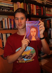 Mészáros Márton kezében az Átérzéssel című antológiával, amelyben hét mű jelent meg az ő tollából. A felvétel 2011. október 10-én készült Budapesten.