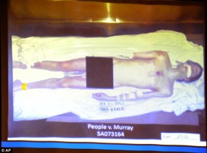 Michael Jackson amerikai énekes (1958-2009) holteste a hullaházban a halála után, 2009. június 25-én