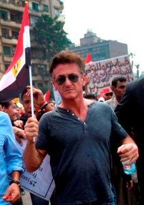 Sean Penn Oscar-díjas amerikai színész a kairói Tahrír téren 2011. szeptember 30-án Sean Penn Oscar-díjas amerikai színész a kairói Tahrír téren 2011. szeptember 30-án