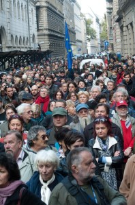 Dörner György igazgatói kinevezése ellen tüntettek az Új Színház előtti téren Budapesten 2011. október 22-én