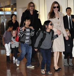 Brad Pitt és Angelina Jolie amerikai színészek hat gyerekükkel érkeznek a Tokió naritai repülőterére 2011. november 8-án Brad Pitt és Angelina Jolie amerikai színészek hat gyerekükkel érkeznek a Tokió naritai repülőterére 2011. november 8-án