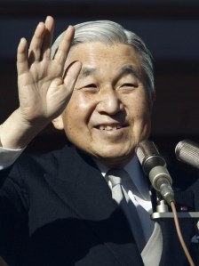 Akihito japán császár a 77. születésnapján a tokiói császári palotából integet alattvalóinak 2010. december 23-án Akihito japán császár a 77. születésnapján a tokiói császári palotából integet alattvalóinak 2010. december 23-án
