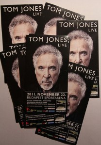 A budapesti Tom Jones-koncert szórólapjai (Fotó: Mészáros Márton)