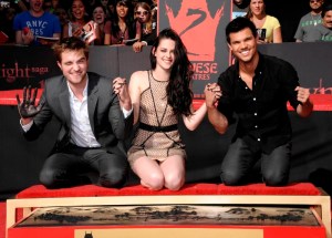 Robert Pattinson, Kristen Stewart és Taylor Lautner az Alkonyat (Twilight) című filmek főszereplői a Los Angeles-i Grauman's Chinese Színház előtt 2011. november 3-án Robert Pattinson, Kristen Stewart és Taylor Lautner az Alkonyat (Twilight) című filmek főszereplői a Los Angeles-i Grauman's Chinese Színház előtt 2011. november 3-án