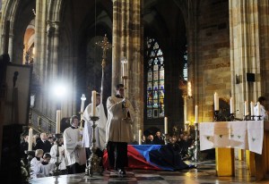 Václav Havel (1936-2011), csehszlovák, későbbi cseh köztársasági gyászszertartásán a prágai Szent Vitus-székesegyházban 2011. december 23-án