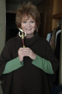 ásti Juli Kossuth-díjas magyar színművésznő a Nemzeti Színházban lévő öltözőjében az általam alapított Arany Medál-díjjal 2011. december 18-án. (Fotó: Mészáros Márton)