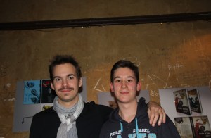 Petruska András magyar énekes-dalszövegíró és Mészáros Márton a Szimpla Kertben Budapesten 2011. december 6-án