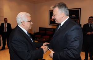 Mahmúd Abbász palesztin elnök és Semjén Zsolt nemzetpolitikáért felelős miniszterelnök-helyettes találkozója Betlehemben 2011. december 25-én