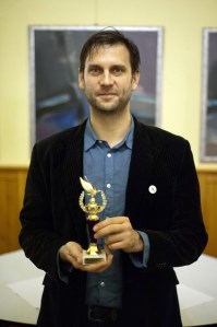 Simon Kornél magyar színész az év hazai színészének járó Arany Medál-díjjal Budapesten 2011. december 13-án. (Fotó: Marjai János)