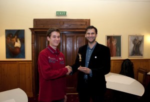 Mészáros Márton átadja Simon Kornél magyar színésznek az év hazai színészének járó Arany Medál-díjat Budapesten 2011. december 13-án. (Fotó: Marjai János)