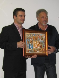 Boros Attila magyar festőművész és Sir Tom Jones walesi énekes Budapesten 2009. november 11-én