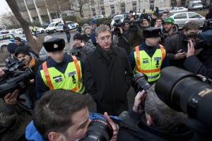 Rendőrök vezetik el Gyurcsány Ferenc volt miniszterelnököt, a Demokratikus Koalíció elnökét a Lehet Más a Politika demonstrációja után a Parlament előtt 2011. december 23-án