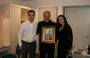 Boros Attila magyar festőművész valamint neje és Sir Tom Jones walesi énekes Budapesten 2011. november 22-én