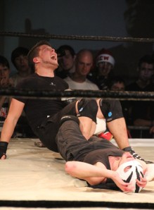 Pankrátorok kűzdenek a HCW (Hungarian Championship Wrestling) gálaműsorán Budapesten 2011. december 3-án. (Fotó: Mészáros Márton)