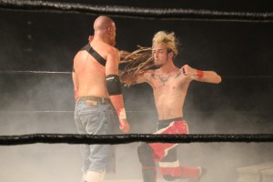 Az Icarus és Ben Dover művésznevű pankrátorok harcolnak a HCW (Hungarian Championship Wrestling) pankrátorbemutató gálaműsorán Budapesten 2011. december 3-án. (Fotó: Mészáros Márton)