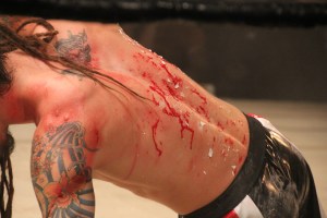 Az Icarus művésznevű pankrátor véres háta a HCW (Hungarian Championship Wrestling) pankrátorbemutató gálaműsorán Budapesten 2011. december 3-án. (Fotó: Mészáros Márton)