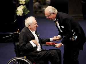 Tomas Tranströmer svéd költő átveszi az irodalmi Nobel-díjat XVI. Károly Gusztáv svéd királytól a díjak átadási ünnepségén Stockholmban 2011. december 10-én