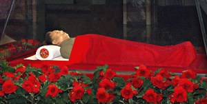 Kim Dzsong Il észak-koreai diktátor ravatala Phenjanban 2011. december 20-án.