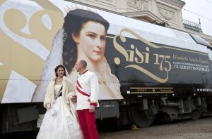 Erzsébet magyar királyné (Sisi) születésének 175. évfordulója alkalmából átadott mozdony Gödöllőn 2011. december 9-én