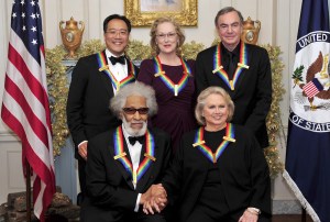 Yo-Yo Ma kínai születésű amerikai csellista – aki már hétévesen amerikai elnökök előtt játszott – , Meryl Streep kétszeres Oscar-díjas amerikai színésznő, Neil Diamond amerikai énekes-zeneszerző, Sonny Rollins amerikai dzsesszzenész és Barbara Cook amerikai énekesnő a Kennedy Központ díjazottjai Washintonban 2011. december 3-án