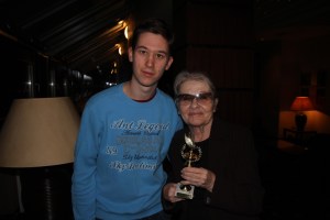 Törőcsik Mari Kossuth-díjas színművésznővel a Nemzeti Színház színészbüféjében, miután átadtam neki az Arany Medál-díjat 2011. december 20-án