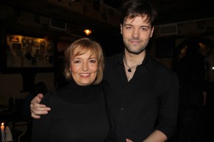 Ábrahám Edit magyar színésznő és fia, Andorai Péter a budapesti Old Man’s Pubban 2012. január 23-án (Fotó: Mészáros Márton)