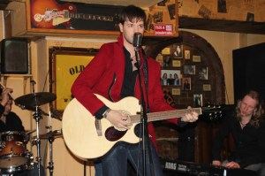 Andorai Péter énekel a Magnolia Garden együttes koncertjén a budapesti Old Man’s Pubban 2012. január 23-án (Fotó: Mészáros Márton)