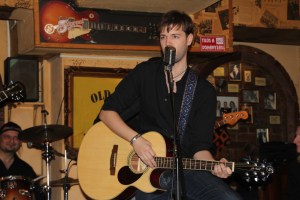 Andorai Péter énekel a Magnolia Garden együttes koncertjén a budapesti Old Man’s Pubban 2012. január 23-án (Fotó: Mészáros Márton)