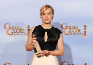 Kate Winslet Oscar-díjas brit színésznő a minisorozatok vagy tévéfilmek legjobb női főszereplőjének járó díjjal a 69. alkalommal odaítélt Arany Glóbusz-díjak átadási ünnepségén Los Angelesben 2012. január 15-én