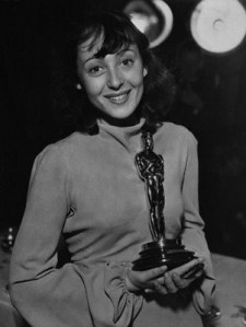 Luise Rainer német színésznő kezében az 1937-ben kiéremelt Oscar-díjával