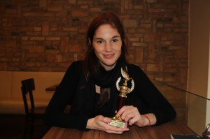 Martinovics Dorina magyar színésznő kezében az Arany Medál-díjjal Budapesten 2012. január 23-án (Fotó: Mészáros Márton)