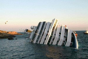 A zátonyra futott Costa Concordia olasz óceánjáró Giglio sziget partjai közelében 2012. január 14-én