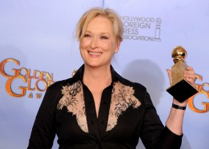 Meryl Streep kezében a legjobb drámai női főszereplő elismerésével az Arany Glóbusz-díjak átadási ünnepségén Beverly Hillsben 2012. január 15-én
