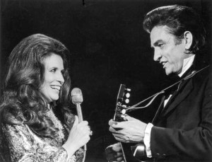 Johnny Cash amerikai énekes (1932-2003) és neje, June Carter Cash (1929-2003)