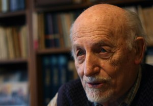 Kaján Tibor Munkácsy-díjas karikaturista, grafikusművész Mészáros Márton kérdésére válaszol budapesti otthonában 2012. február 7-én (Fotó: Szilasi Katalin)