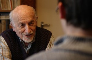 Kaján Tibor Munkácsy-díjas karikaturista, grafikusművész Mészáros Márton kérdésére válaszol budapesti otthonában 2012. február 7-én (Fotó: Szilasi Katalin)