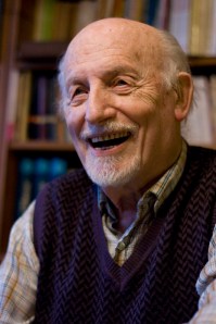 Kaján Tibor Munkácsy-díjas karikaturista, grafikusművész Mészáros Márton kérdésére válaszol budapesti otthonában 2012. február 7-én (Fotó: Szilasi Katalin)